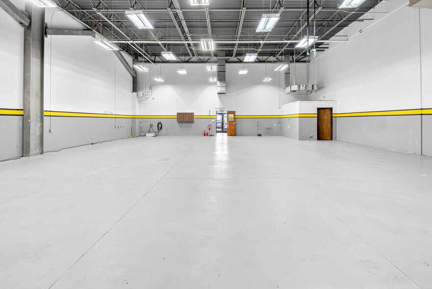 More Photos Of 3155 Chambers Rd, Aurora Flex For Lease