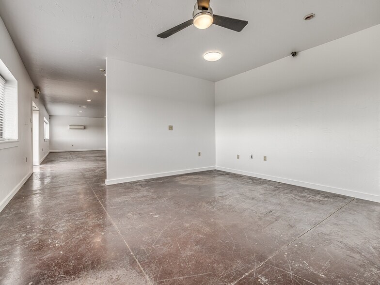 More Photos Of 6355 Boucher Dr, Edmond Showroom For Lease