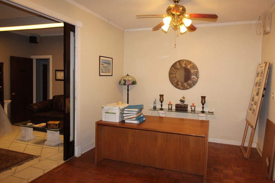 More Photos Of 1543 W Summit Ave, San Antonio Showroom For Sale