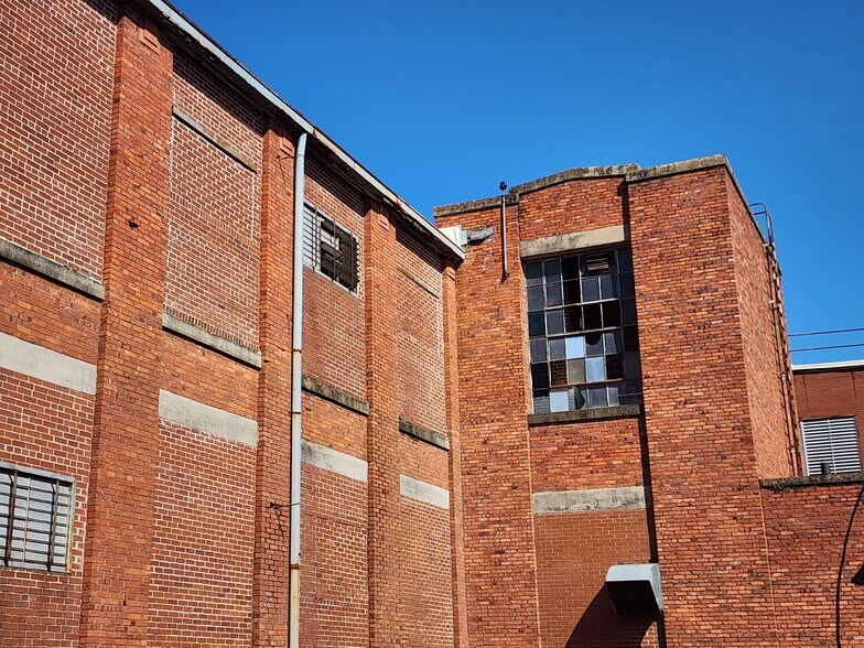 More Photos Of 20th AVE, Valley Light Manufacturing For Sale