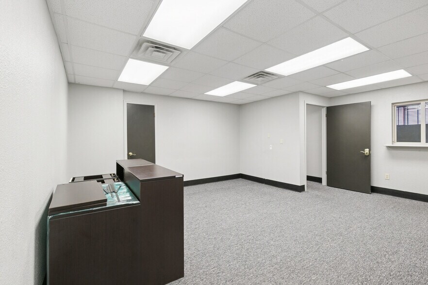 More Photos Of 1841 Enterprise Dr, Harvey Service For Lease