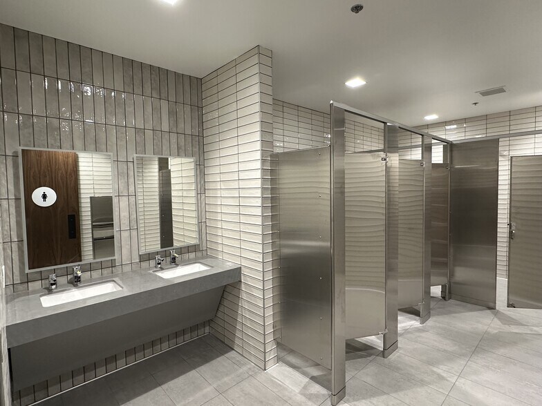 More Photos Of 8985 Crestmar Pt, San Diego Manufacturing For Sale