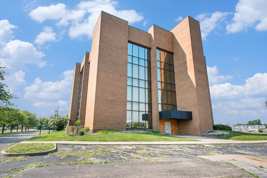 More Photos Of 400 Riverview Dr, Benton Harbor Office Residential For Sale