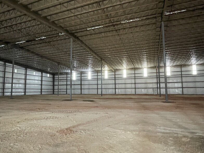 More Photos Of 130 Park Dr, Baxley Warehouse For Lease