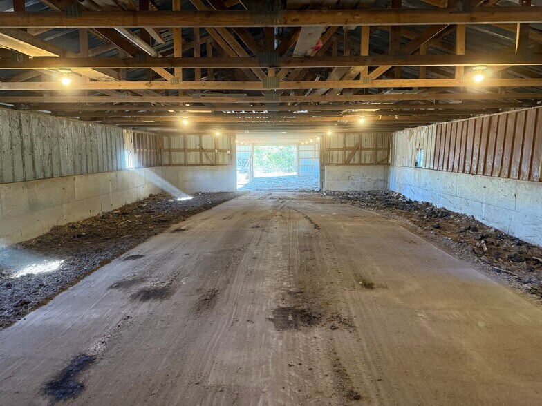 More Photos Of 4245 Highway EE, Owensville Flex For Lease