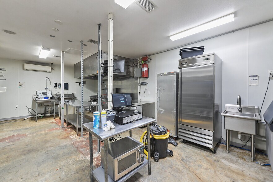 More Photos Of 1220 Bienville Blvd, Ocean Springs General Retail For Lease