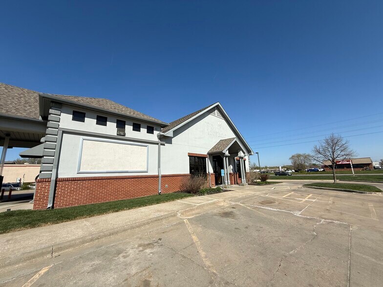 More Photos Of 2221 W 31st St, Lawrence Bank For Sale