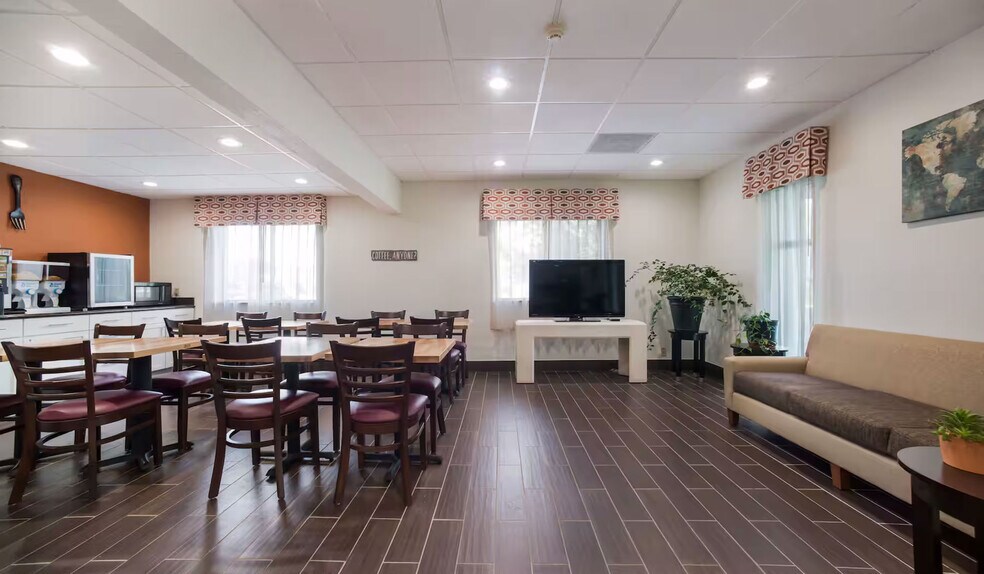 More Photos Of 1606 W Fayette Ave, Effingham Hotel For Sale