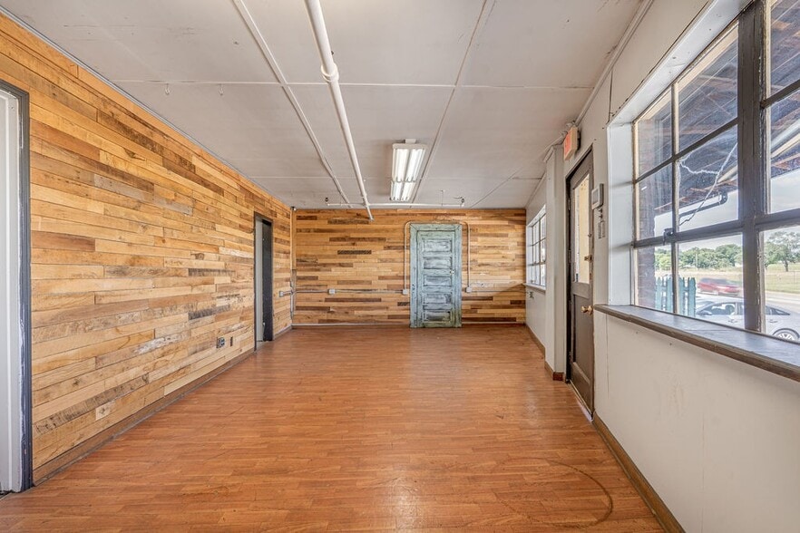 More Photos Of 1214 College St, Clarksville Warehouse For Lease