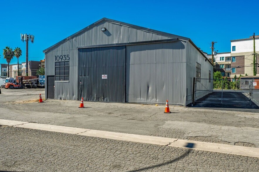 Primary Photo Of 10935 Vulcan St, South Gate Manufacturing For Sale