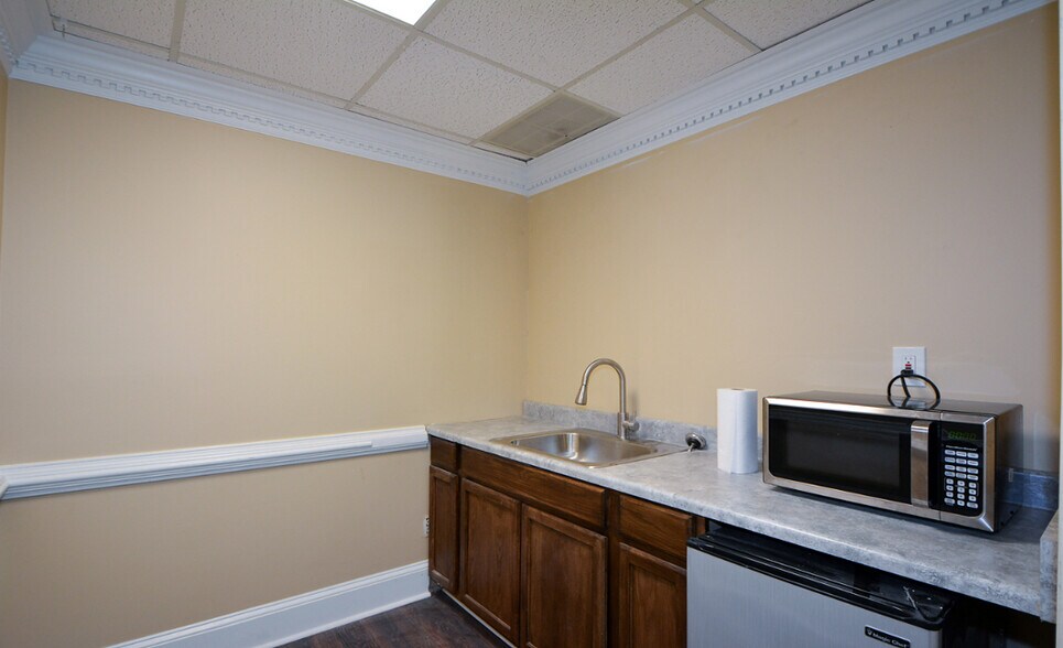 More Photos Of 8046 Roswell Rd, Atlanta Office For Sale