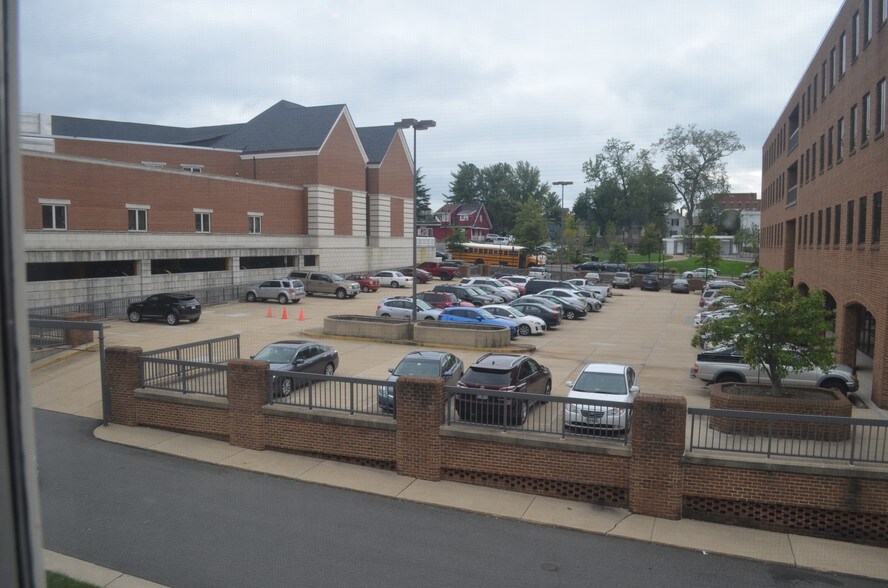 More Photos Of 3921-3951 University Dr, Fairfax Office For Lease