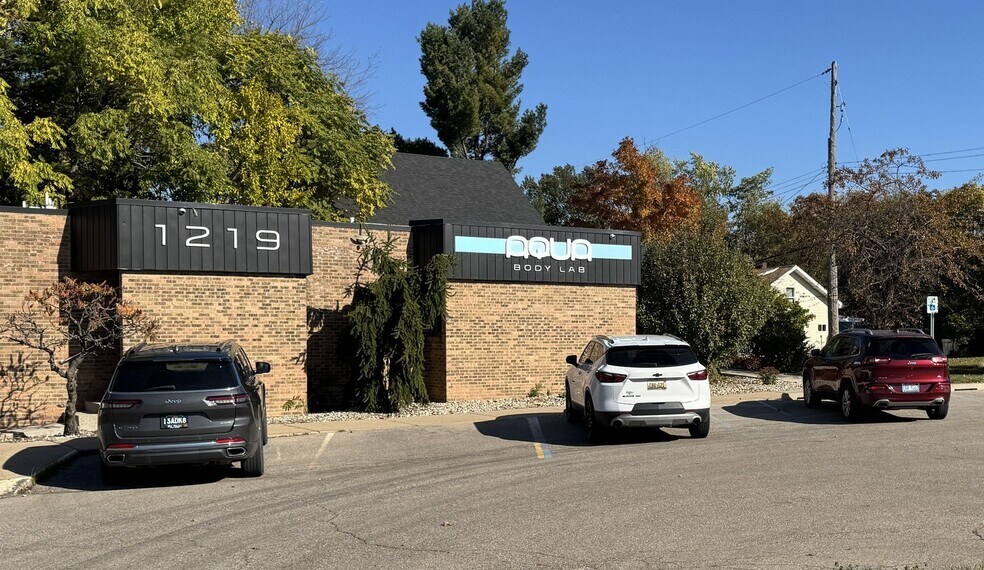 Primary Photo Of 1219 E Saginaw St, Lansing Medical For Sale