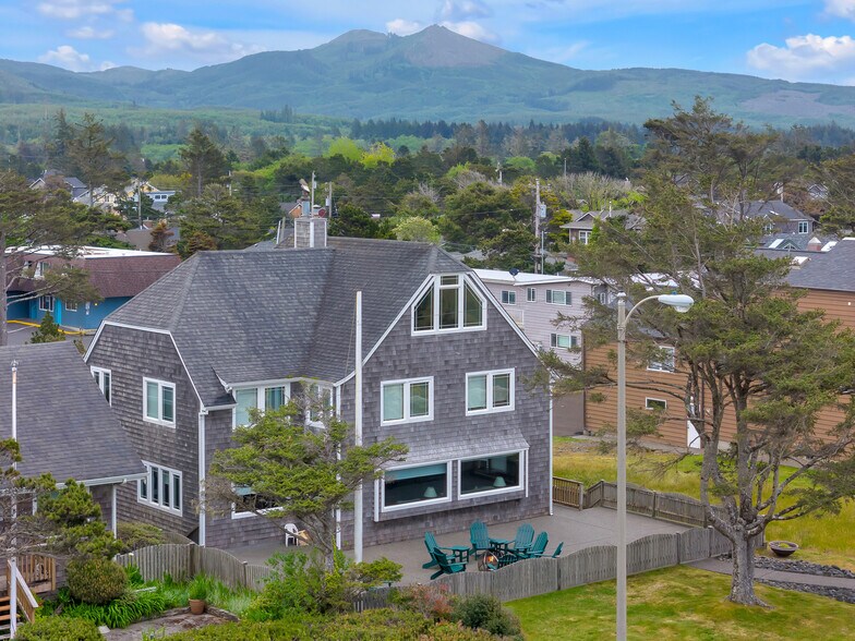 More Photos Of 1021 Promenade, Seaside Specialty For Sale