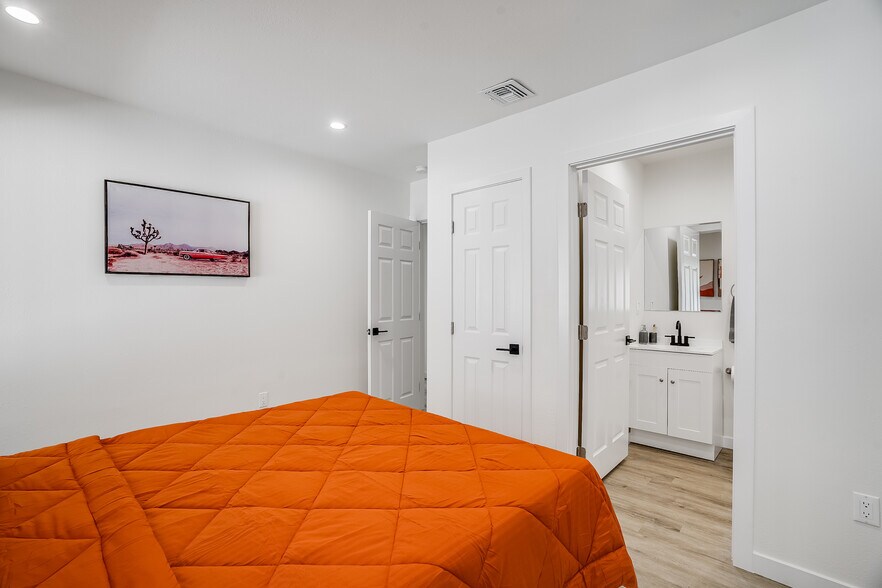 More Photos Of 7008 Encino Ave, Van Nuys Apartments For Sale