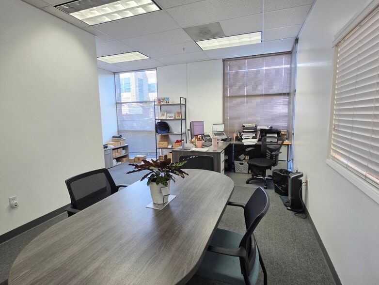 More Photos Of 7555 N San Fernando Rd, Burbank Manufacturing For Lease