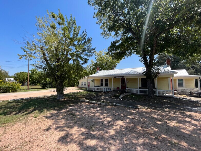 More Photos Of 211 Railroad St, Buda Medical For Sale