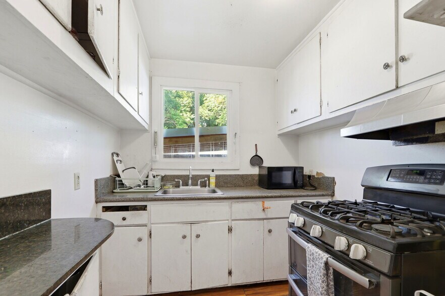 More Photos Of 879 W San Carlos St, San Jose Storefront Retail Residential For Sale