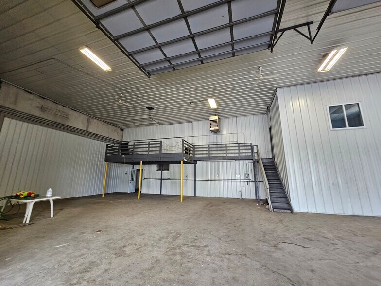 More Photos Of 14 Willet St, Florida Warehouse For Lease