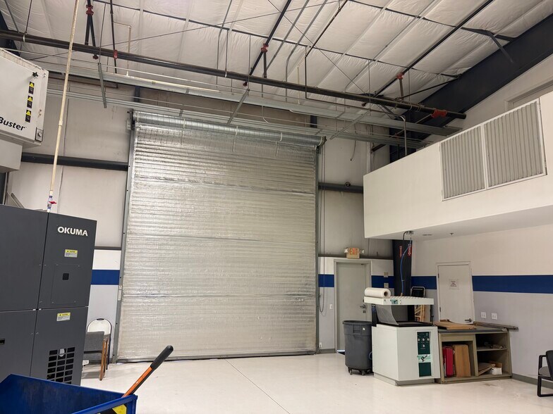 More Photos Of 1066 Carrier Parkway Ave, Bakersfield Warehouse For Lease