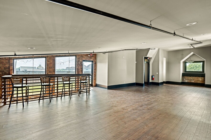 More Photos Of 134 Spring St, Jeffersonville Bar For Sale