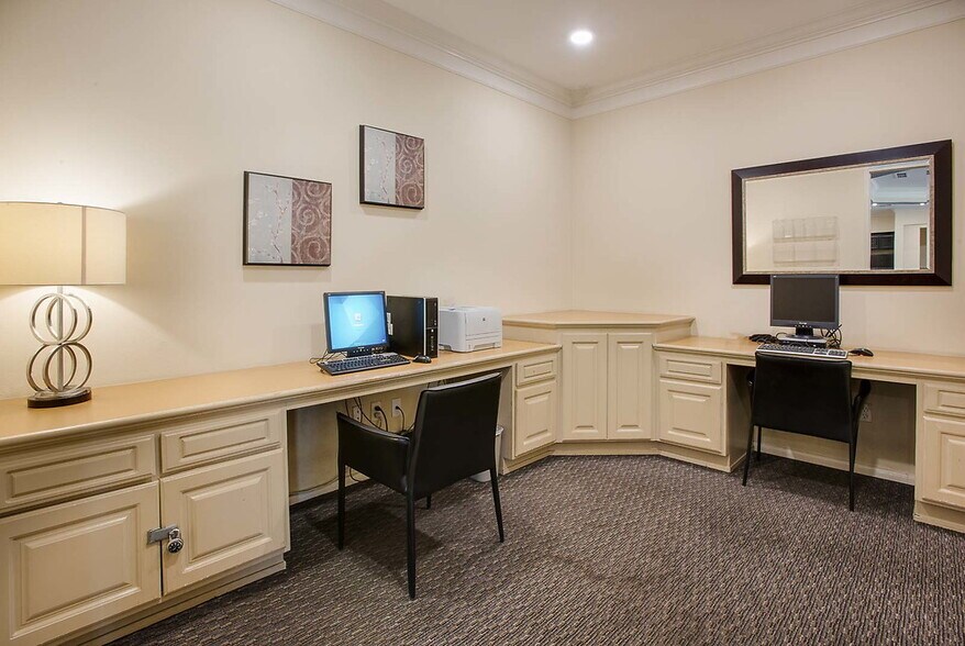 More Photos Of 31 E MacArthur Crescent Dr, Santa Ana Apartments For Lease