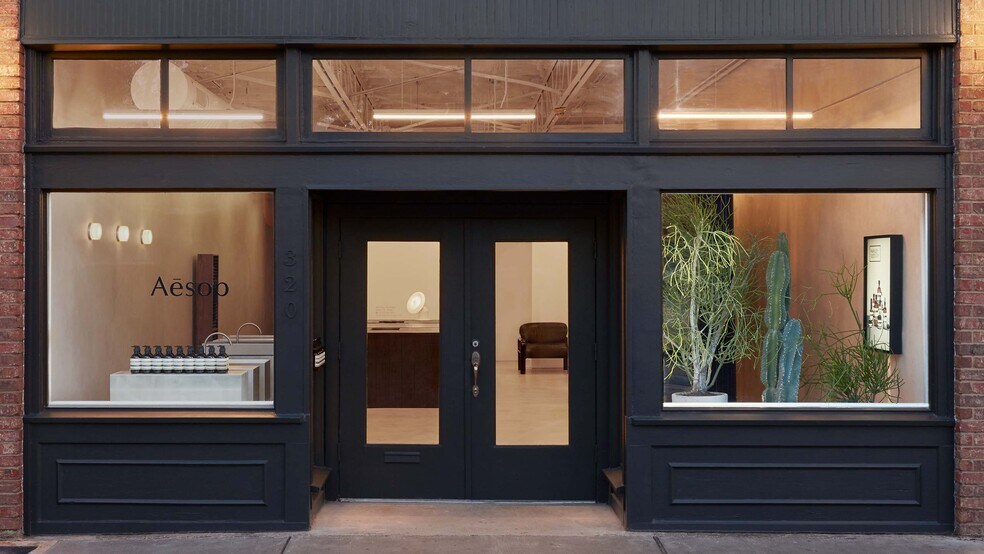 Primary Photo Of 310-410 W 7th St, Dallas Storefront For Lease