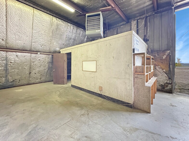 More Photos Of 4015 11th Ave SE, Minot Service For Sale