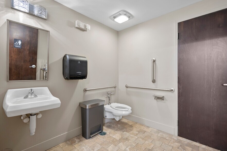 More Photos Of 22 Clinton Ave, Albany Office For Sale