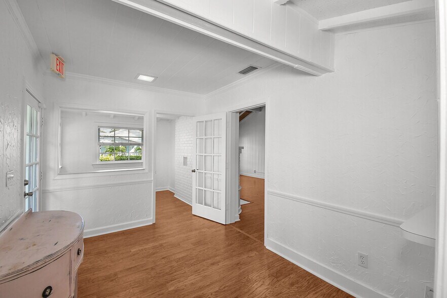 More Photos Of 300 SE Detroit Ave, Stuart Office For Lease