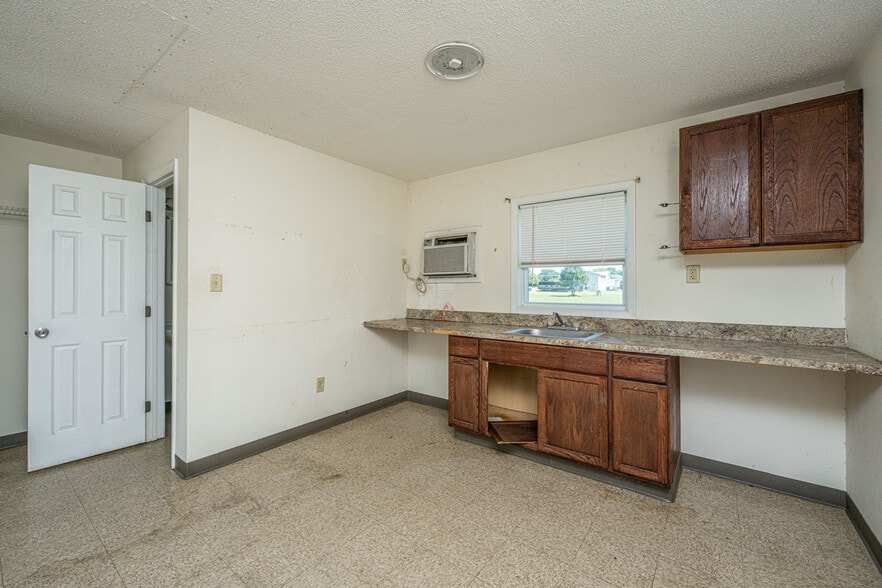 More Photos Of 1058 Edgewater Rd, Pineville Hotel For Sale
