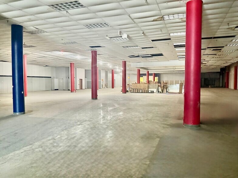 More Photos Of 2700 Miamisburg Centerville Rd, Dayton Department Store For Lease