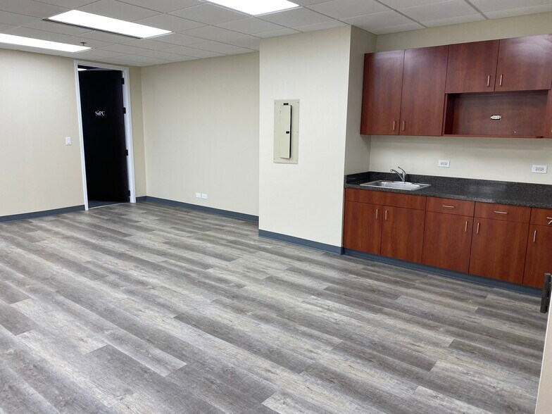 More Photos Of 1733 Park St, Naperville Medical For Lease