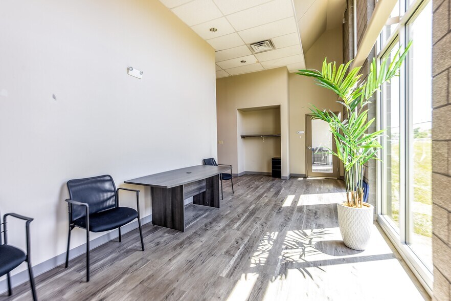 More Photos Of 109 Diversified Dr, Villa Ridge Service For Lease