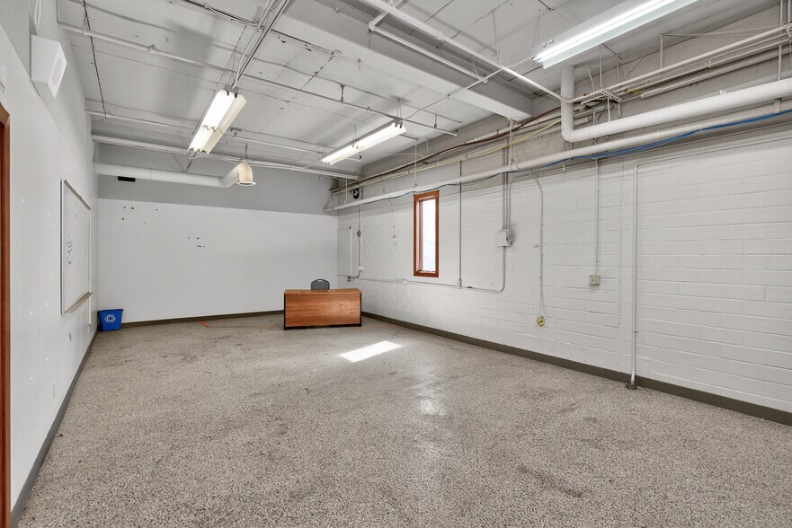 More Photos Of 1017 E 7th St N, Newton Office For Sale