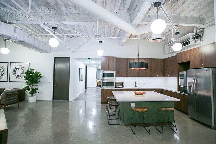 More Photos Of 21550 Oxnard St, Woodland Hills Office For Lease
