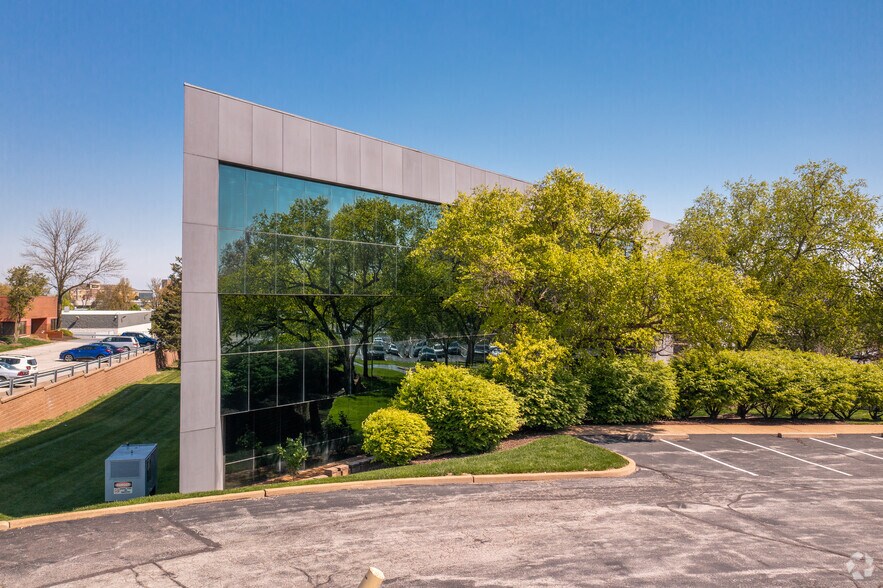 More Photos Of 1850 Craigshire Rd, Saint Louis Office For Lease