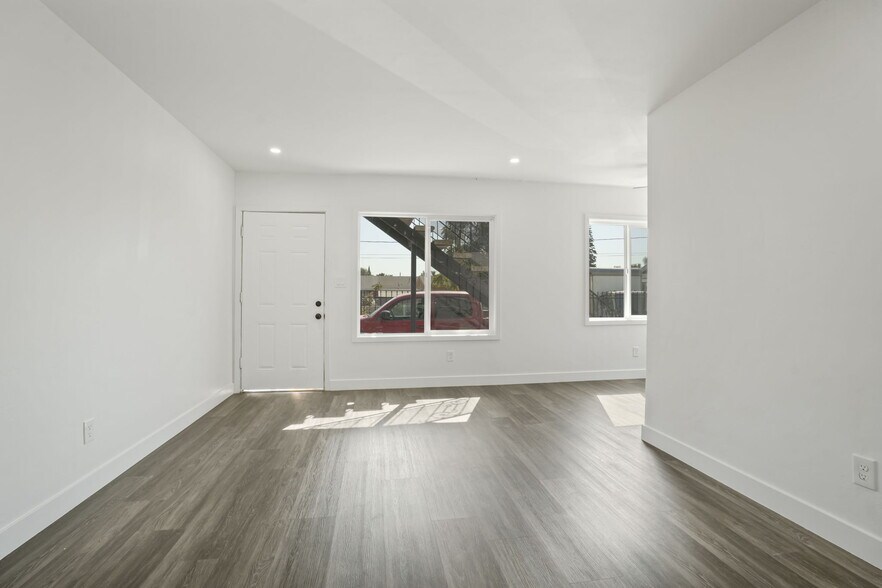 More Photos Of 925 W 84th St, Los Angeles Apartments For Sale