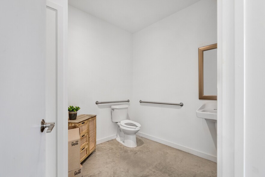 More Photos Of 2208 Lake Austin Blvd, Austin Office Residential For Sale