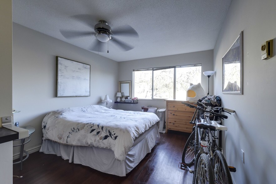 More Photos Of 9103 Glover Rd, Langley Storefront Retail Residential For Lease