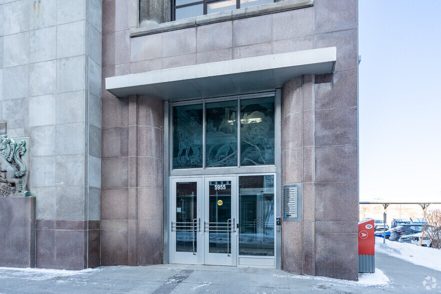 More Photos Of 5935-5955 Rue Saint-Laurent, Lévis Specialty For Lease