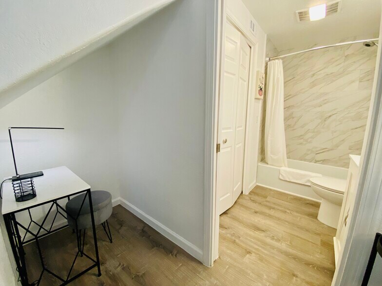 More Photos Of 104 Scudder Ln, Wimberley Hotel For Sale