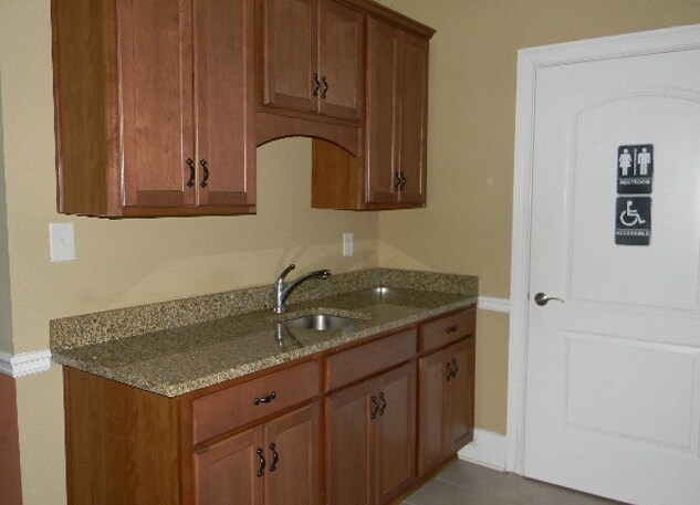 More Photos Of 1011 Woodridge Ln, Watkinsville Office For Lease