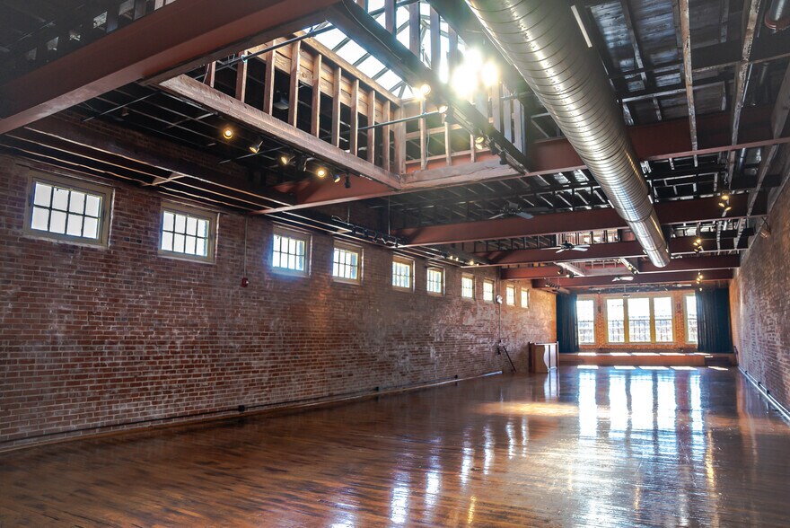 More Photos Of 146 Maxwell Ave, Greenwood Restaurant For Lease