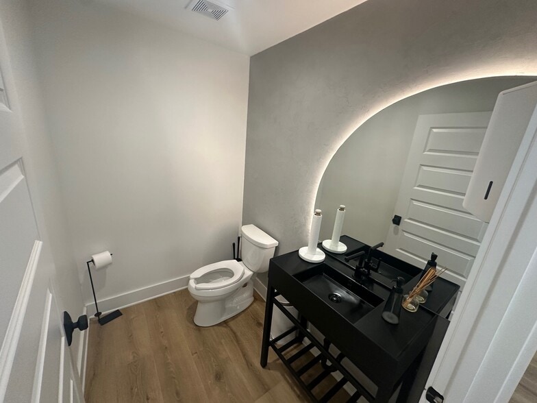 More Photos Of 1053 Oakhaven Rd, Memphis Office Residential For Sale
