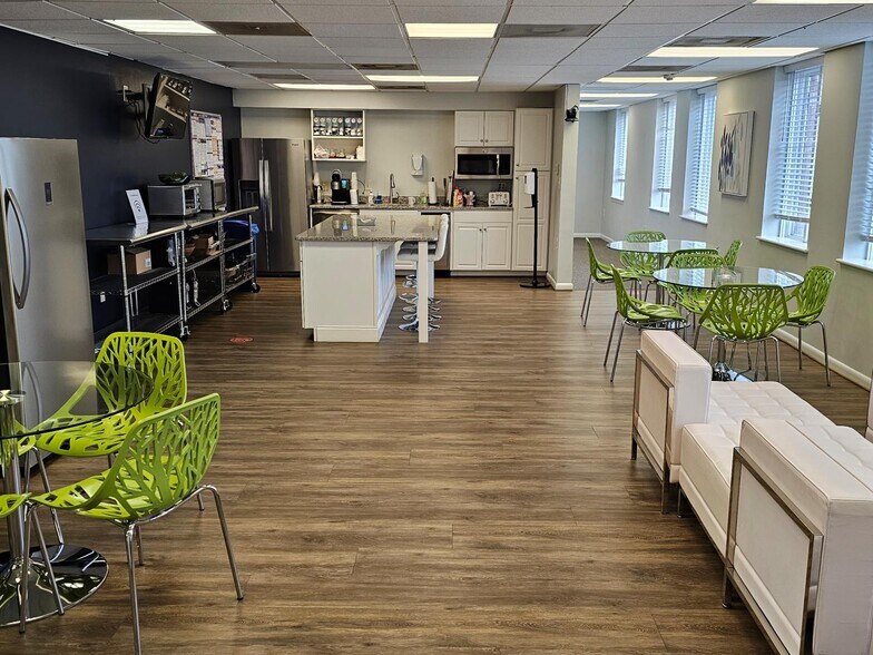 More Photos Of 20 S King St, Leesburg Office For Sale
