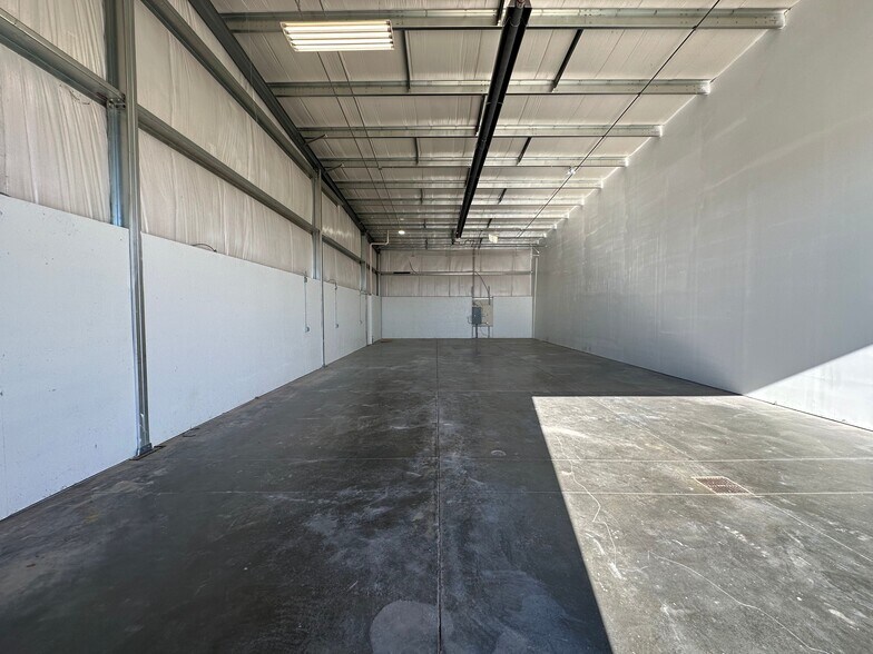 More Photos Of 1925 SW 5th St, Lincoln Warehouse For Lease