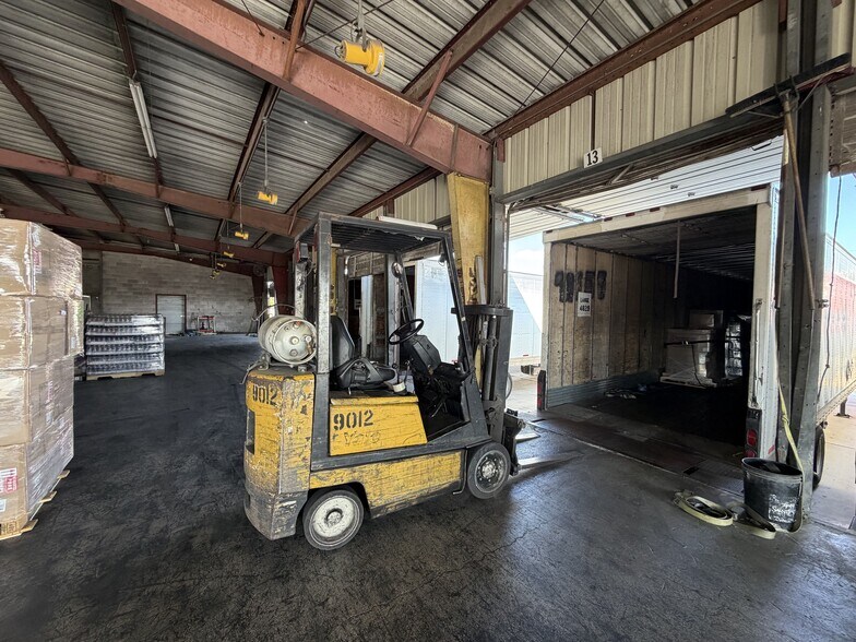 More Photos Of 2026 W Malone Ave, San Antonio Warehouse For Sale