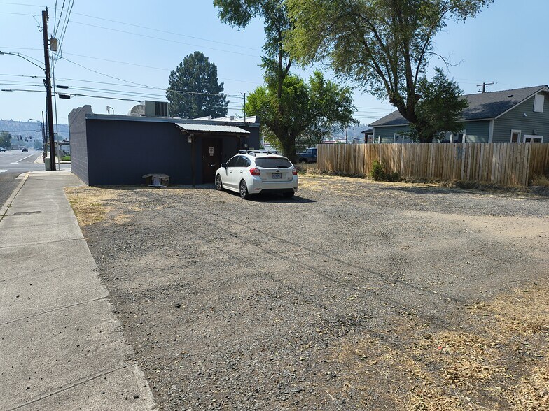 More Photos Of 15 NE 7th St, Madras Office For Sale