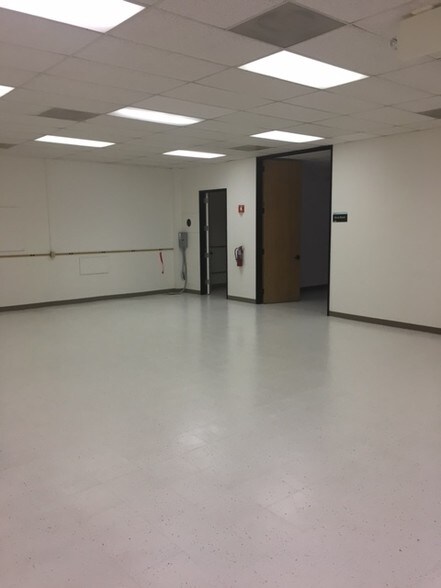 More Photos Of 1004-1010 Stewart Dr, Sunnyvale Light Distribution For Lease